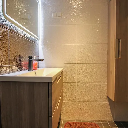 Chelsea Roosi 11 Apartment *