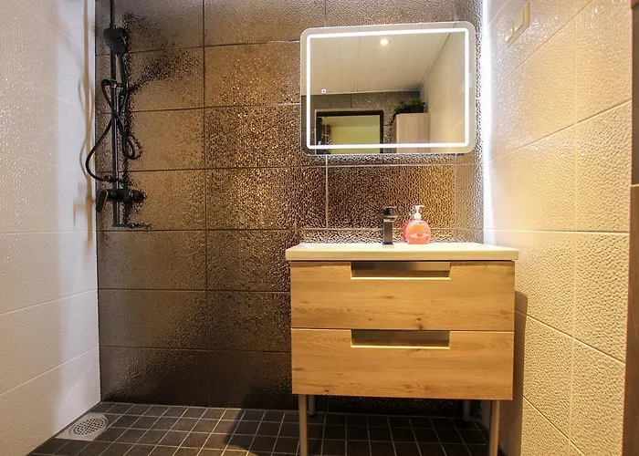 Chelsea Roosi 11 * بارنو